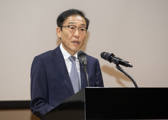 2일 수원 '삼성 디지털 시티'에서 열린 삼성전자 시무식에서 김기남 대표이사 부회장이 임직원들을 대상으로 신년사를 하고 있다. <삼성전자 제공>